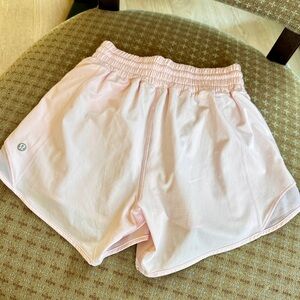 Lululemon Hotty Hot High-Rise Lined Short 4"
Strawberry Milkshake size 2